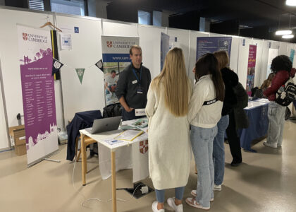 Laurent discussing with 3 students